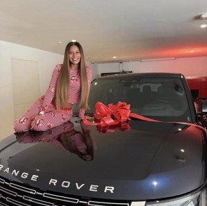 惊喜，拉菲尼亚给妻子送了一辆全新的路虎揽胜